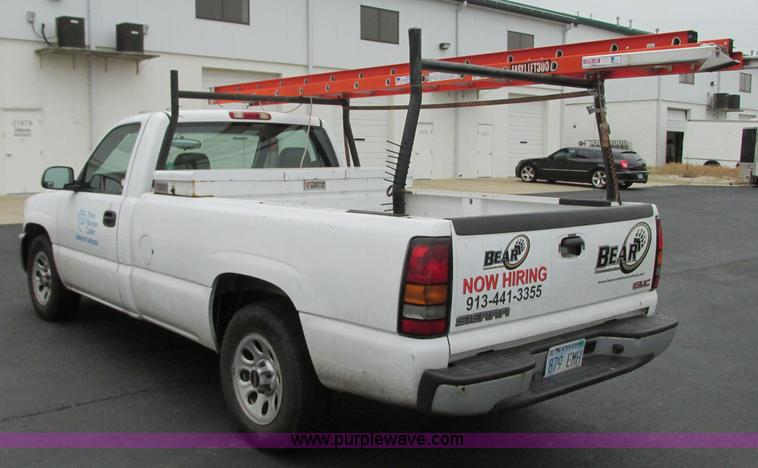 image for item B3000 2006 GMC Sierra 1500 pickup truck