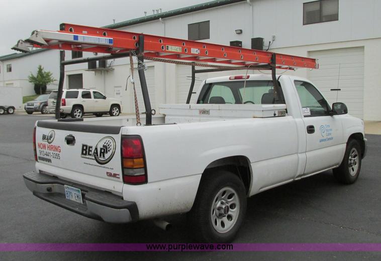 image for item B3000 2006 GMC Sierra 1500 pickup truck