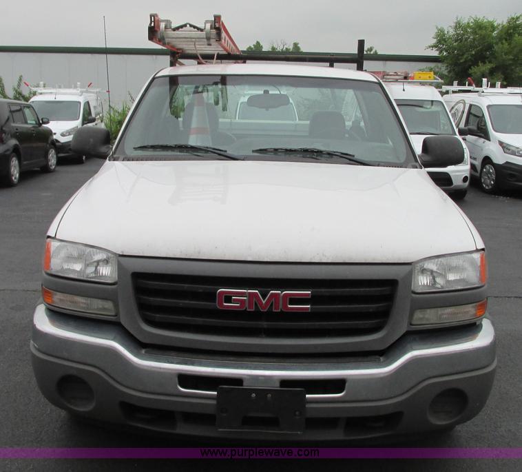 image for item B3000 2006 GMC Sierra 1500 pickup truck