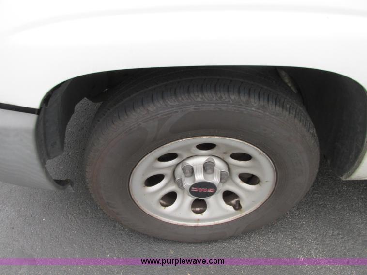 image for item B3000 2006 GMC Sierra 1500 pickup truck