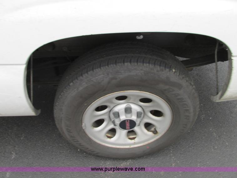 image for item B3000 2006 GMC Sierra 1500 pickup truck