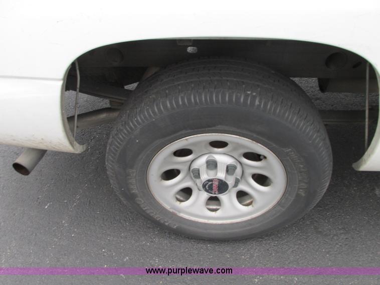 image for item B3000 2006 GMC Sierra 1500 pickup truck