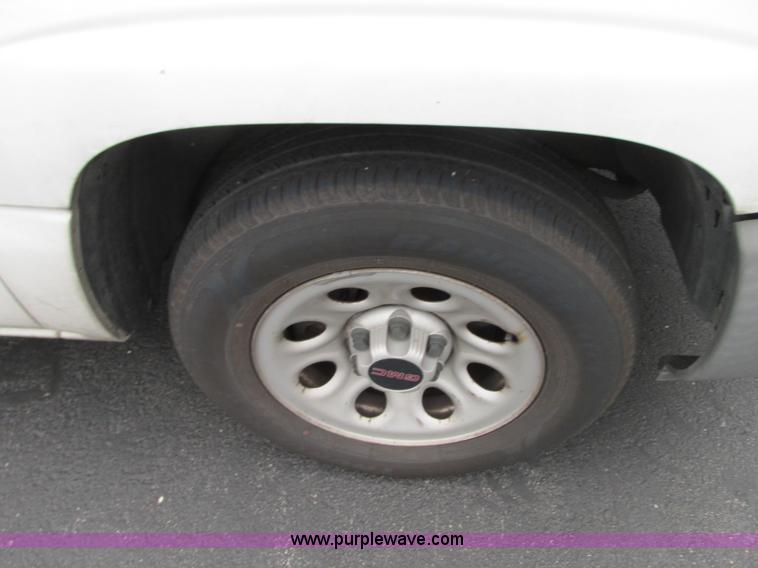 image for item B3000 2006 GMC Sierra 1500 pickup truck