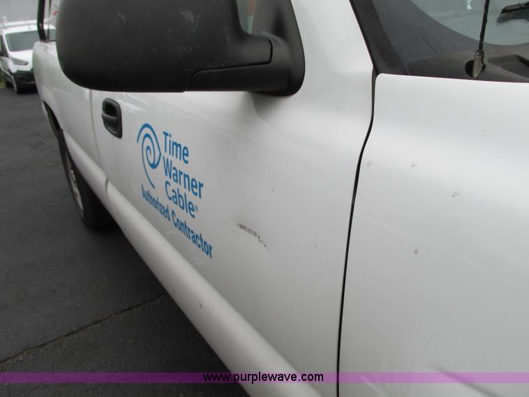 image for item B3000 2006 GMC Sierra 1500 pickup truck