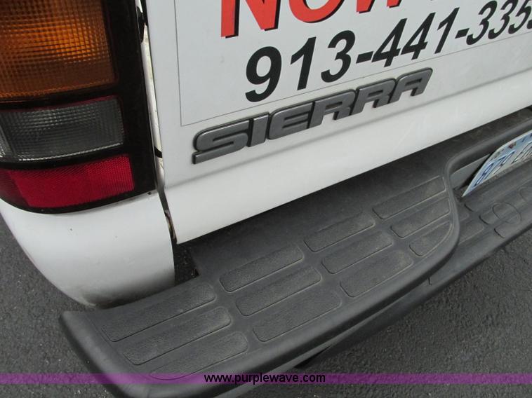 image for item B3000 2006 GMC Sierra 1500 pickup truck