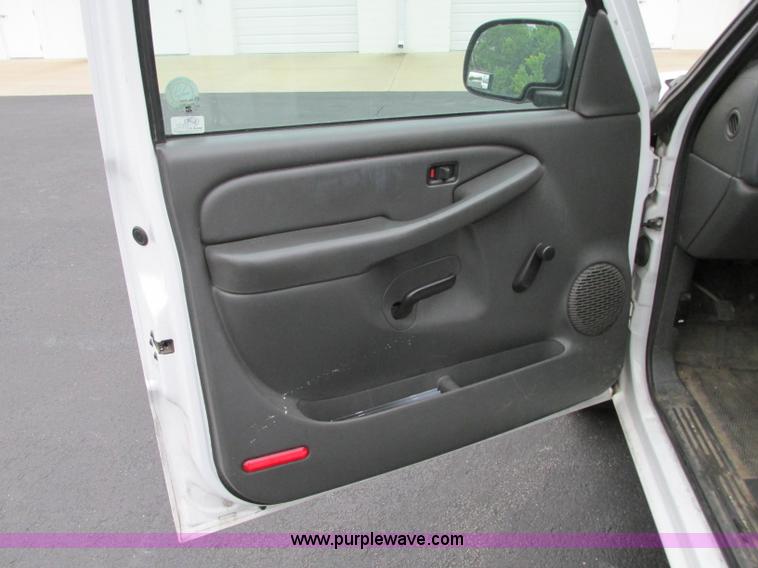 image for item B3000 2006 GMC Sierra 1500 pickup truck