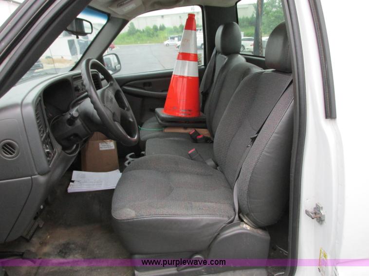 image for item B3000 2006 GMC Sierra 1500 pickup truck