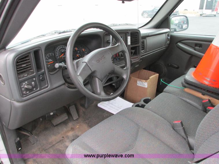 image for item B3000 2006 GMC Sierra 1500 pickup truck