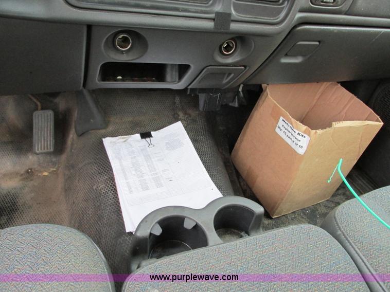 image for item B3000 2006 GMC Sierra 1500 pickup truck