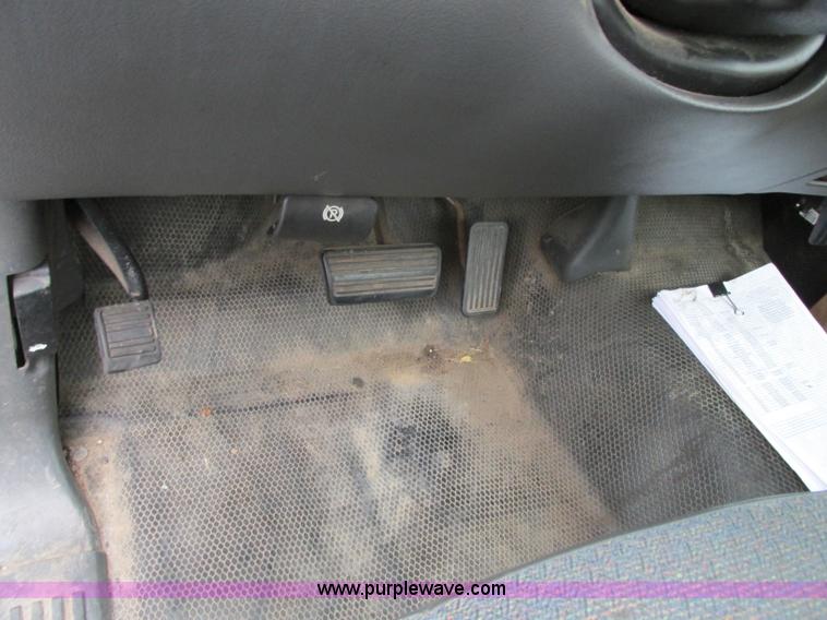 image for item B3000 2006 GMC Sierra 1500 pickup truck