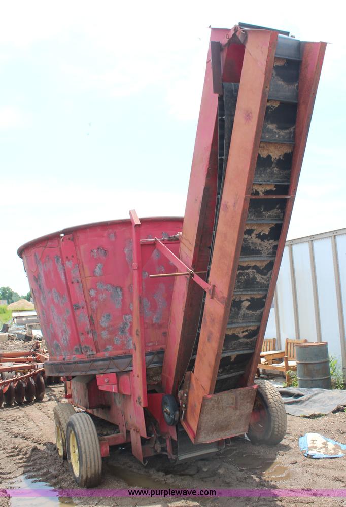 image for item BO9381 Farm Hand 900B tub grinder