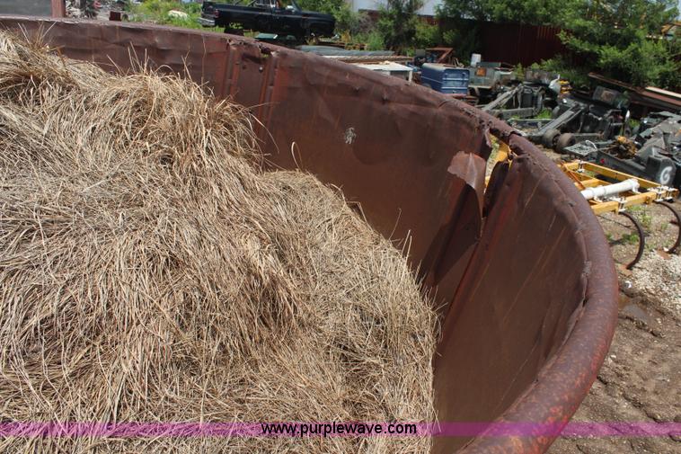 image for item BO9381 Farm Hand 900B tub grinder