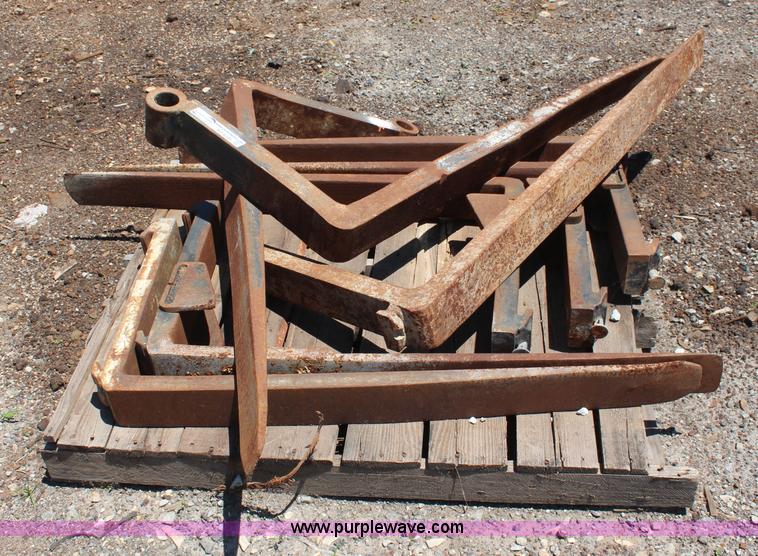image for item BO9395 Assorted pallet forks