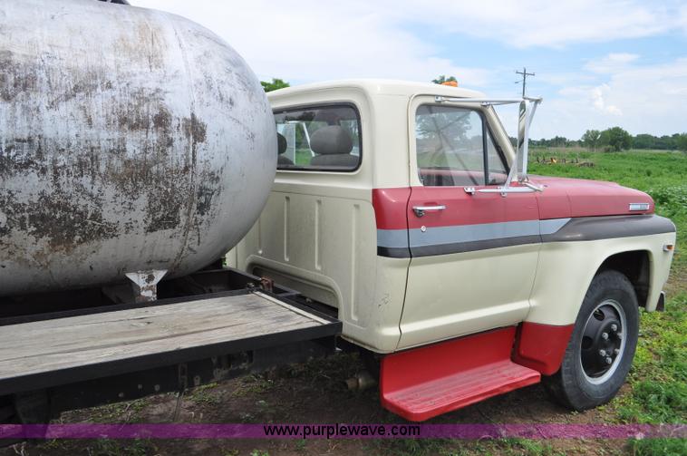 image for item F2470 1968 Ford F600 tank truck