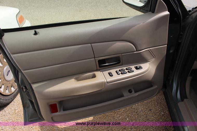 image for item F7863 2006 Ford Crown Victoria Police Interceptor