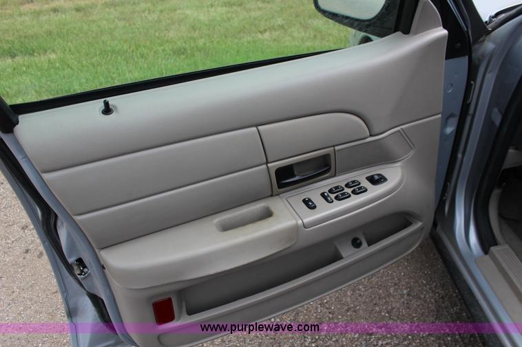 image for item F7868 2006 Ford Crown Victoria Police Interceptor