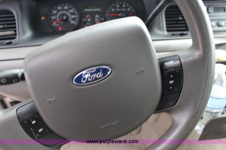 image for item F7868 2006 Ford Crown Victoria Police Interceptor