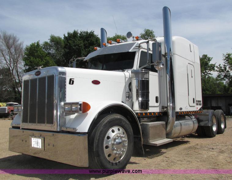 image for item H4566 2006 Peterbilt 379 semi truck