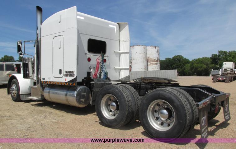 image for item H4566 2006 Peterbilt 379 semi truck