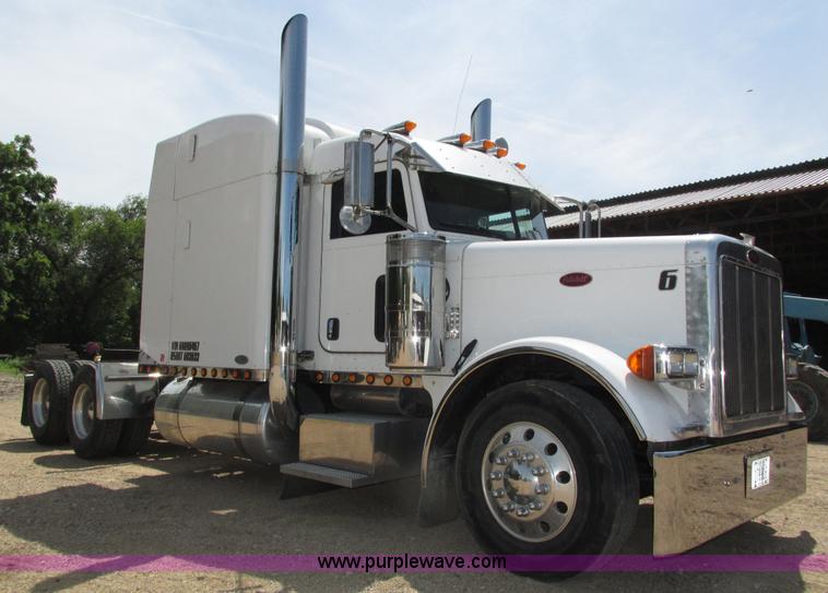 image for item H4566 2006 Peterbilt 379 semi truck