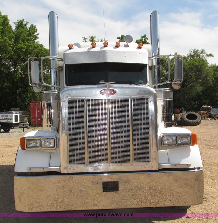 image for item H4566 2006 Peterbilt 379 semi truck