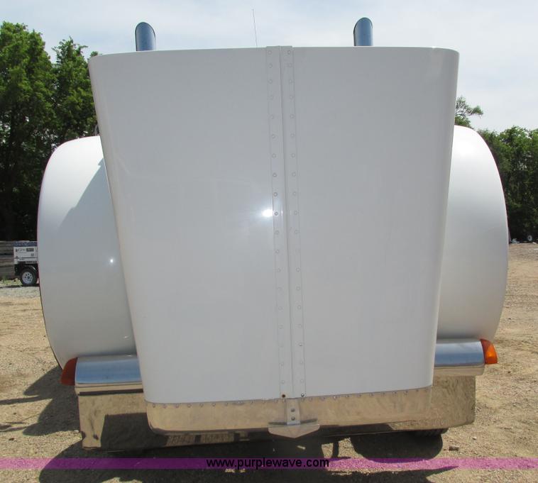 image for item H4566 2006 Peterbilt 379 semi truck