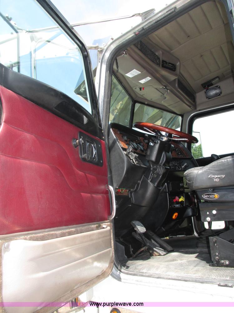 image for item H4566 2006 Peterbilt 379 semi truck