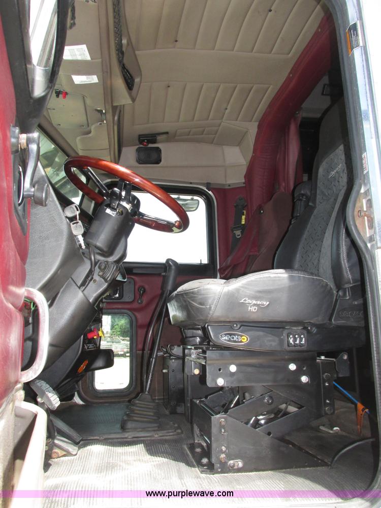 image for item H4566 2006 Peterbilt 379 semi truck