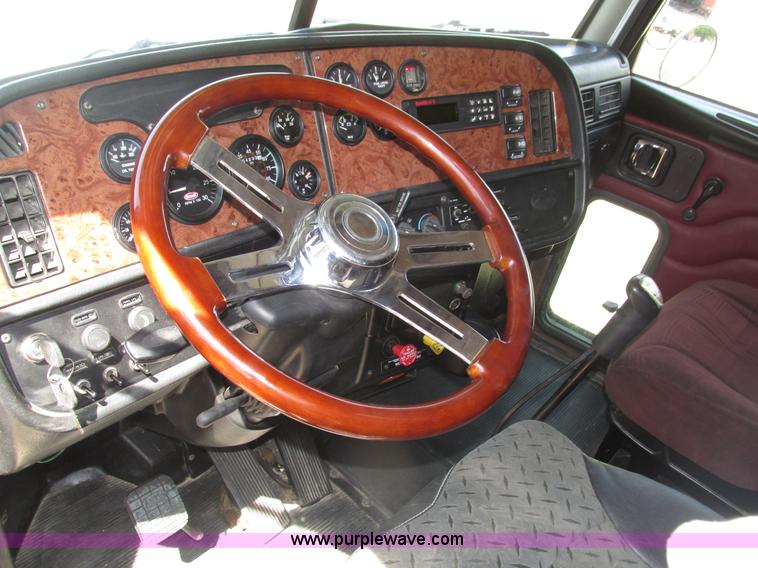 image for item H4566 2006 Peterbilt 379 semi truck