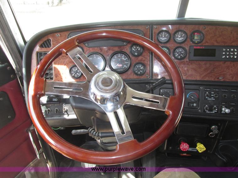 image for item H4566 2006 Peterbilt 379 semi truck