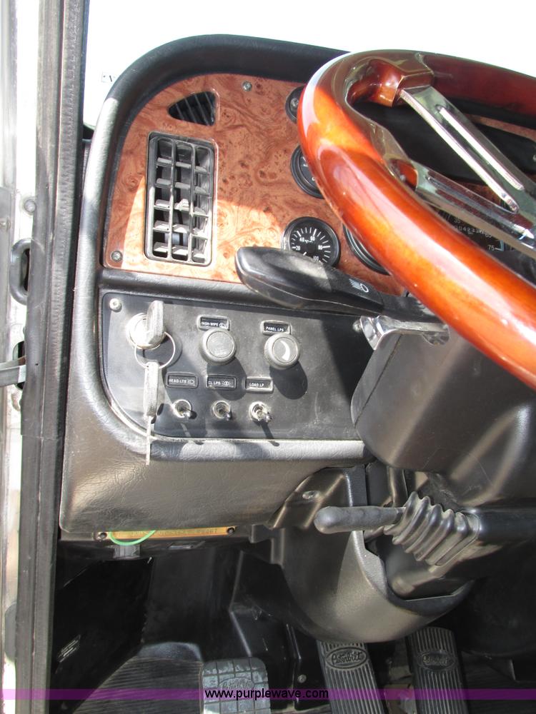 image for item H4566 2006 Peterbilt 379 semi truck