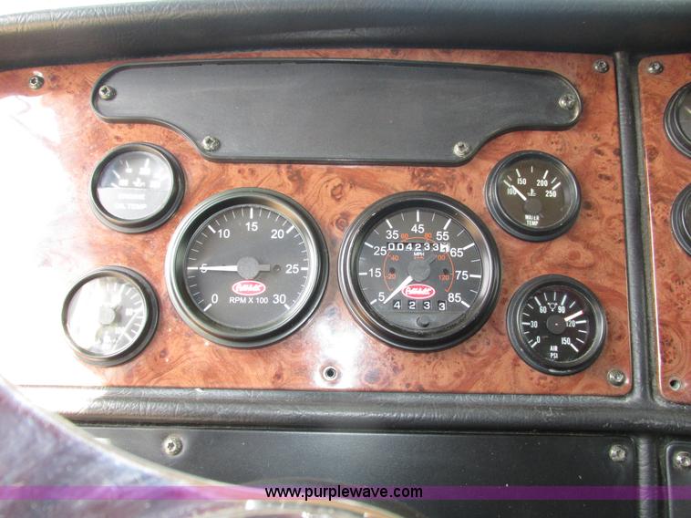 image for item H4566 2006 Peterbilt 379 semi truck