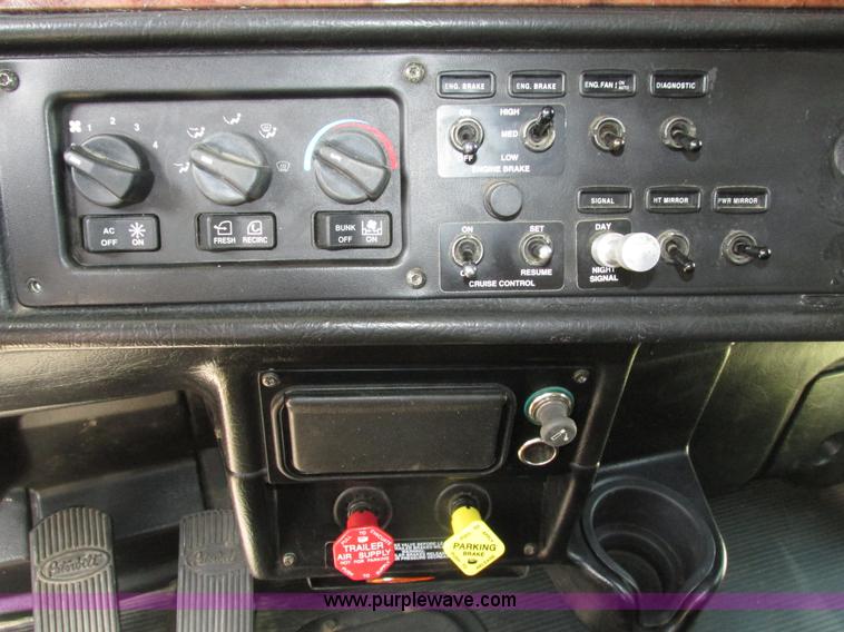 image for item H4566 2006 Peterbilt 379 semi truck