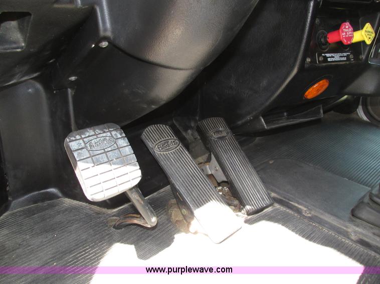 image for item H4566 2006 Peterbilt 379 semi truck