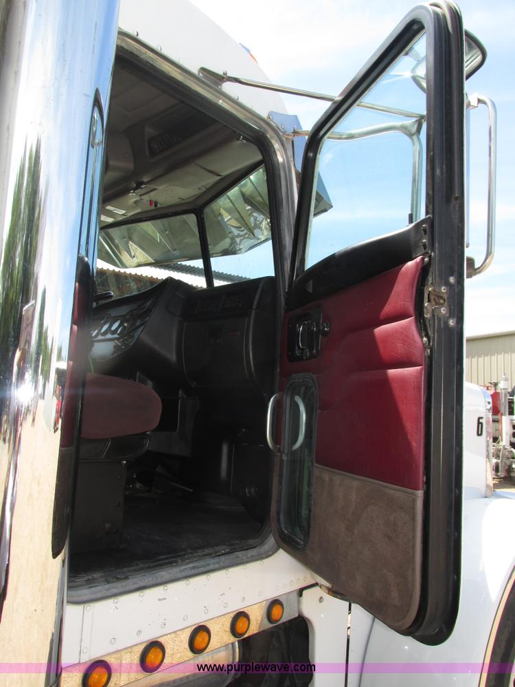 image for item H4566 2006 Peterbilt 379 semi truck