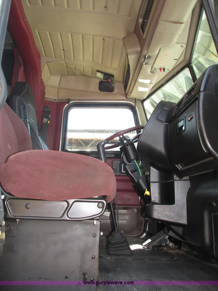 image for item H4566 2006 Peterbilt 379 semi truck