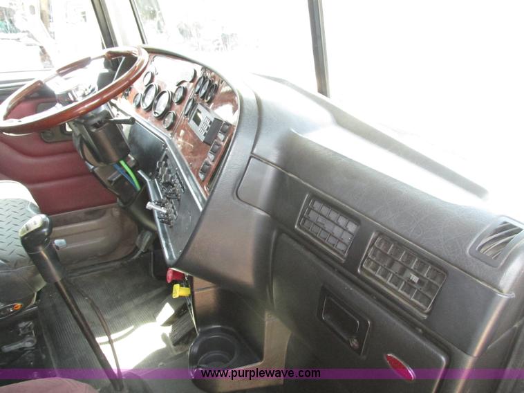 image for item H4566 2006 Peterbilt 379 semi truck