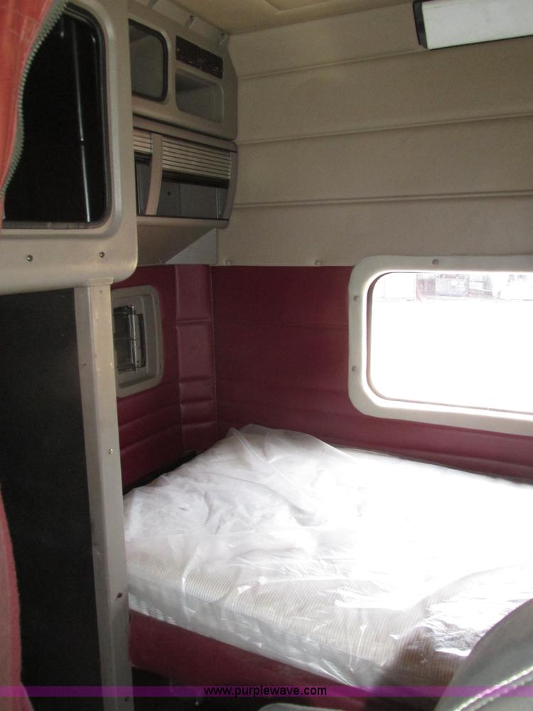 image for item H4566 2006 Peterbilt 379 semi truck