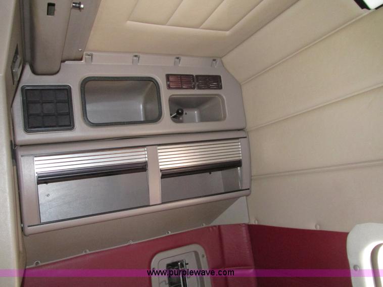 image for item H4566 2006 Peterbilt 379 semi truck