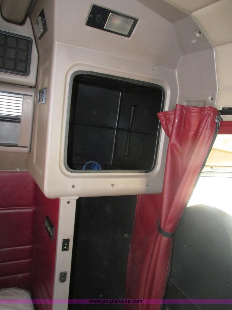 image for item H4566 2006 Peterbilt 379 semi truck