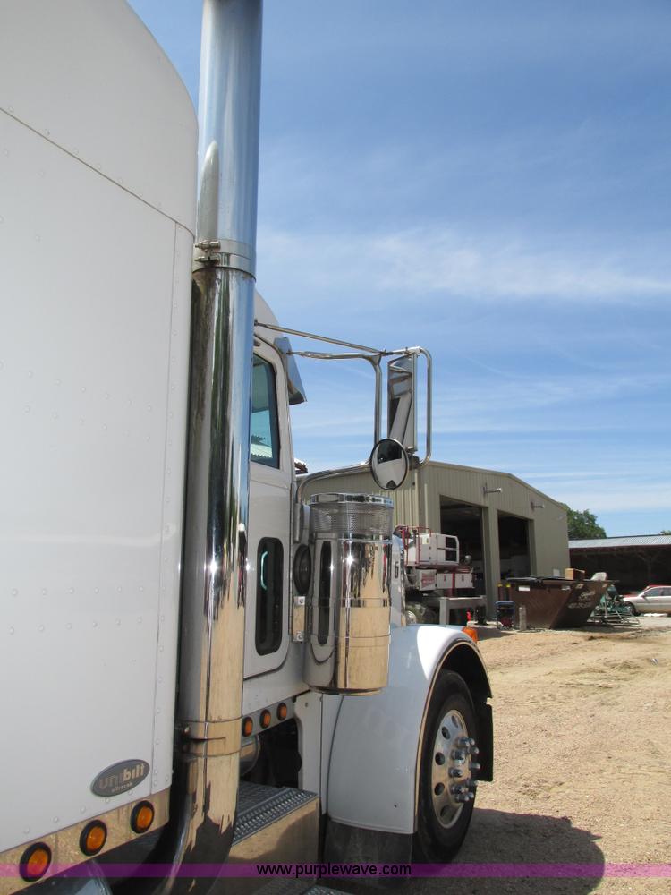 image for item H4566 2006 Peterbilt 379 semi truck
