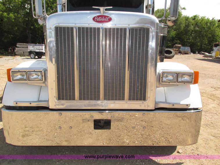image for item H4566 2006 Peterbilt 379 semi truck
