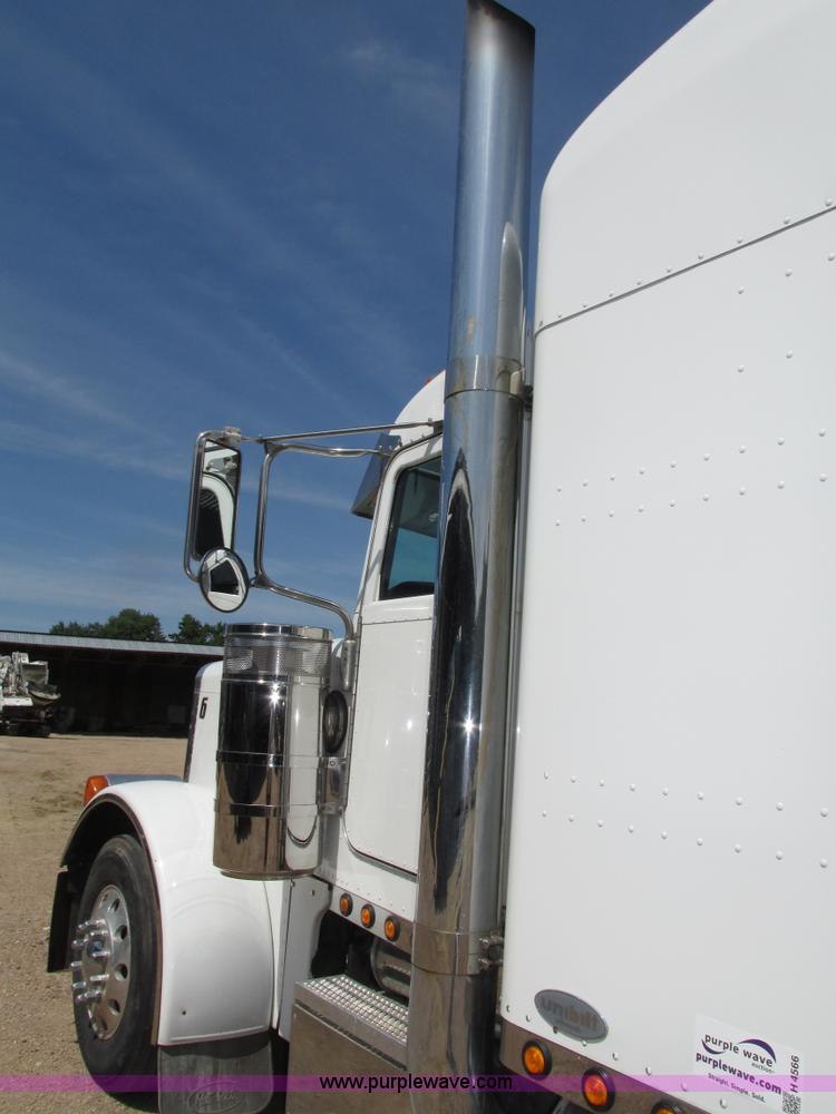 image for item H4566 2006 Peterbilt 379 semi truck