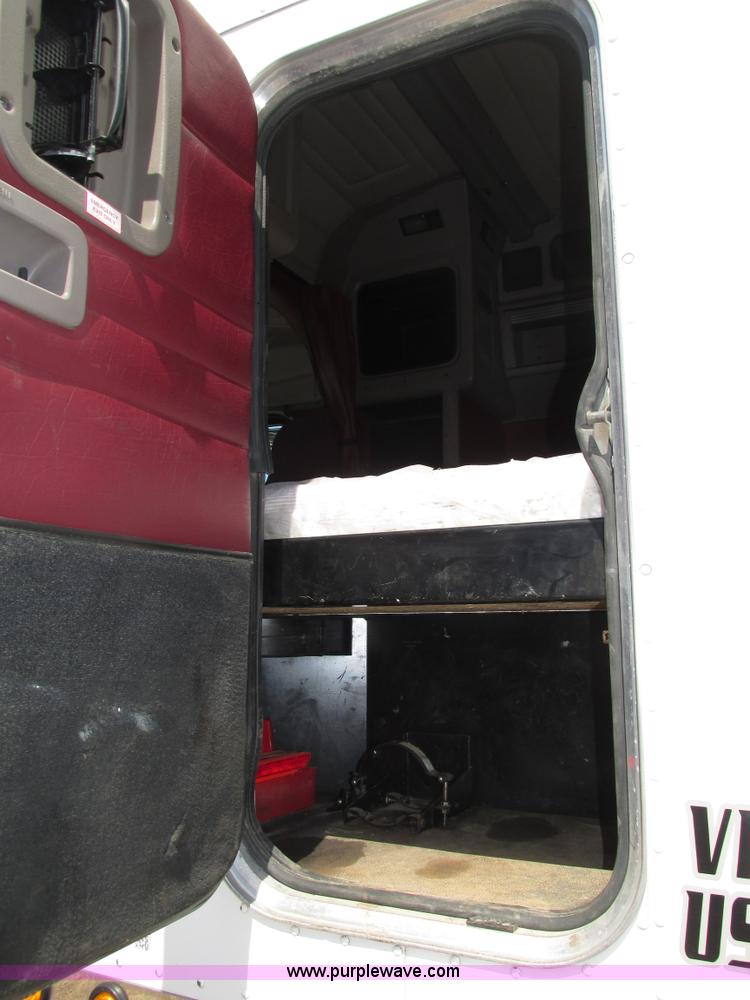 image for item H4566 2006 Peterbilt 379 semi truck