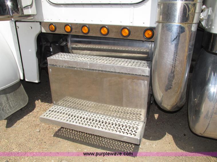 image for item H4566 2006 Peterbilt 379 semi truck