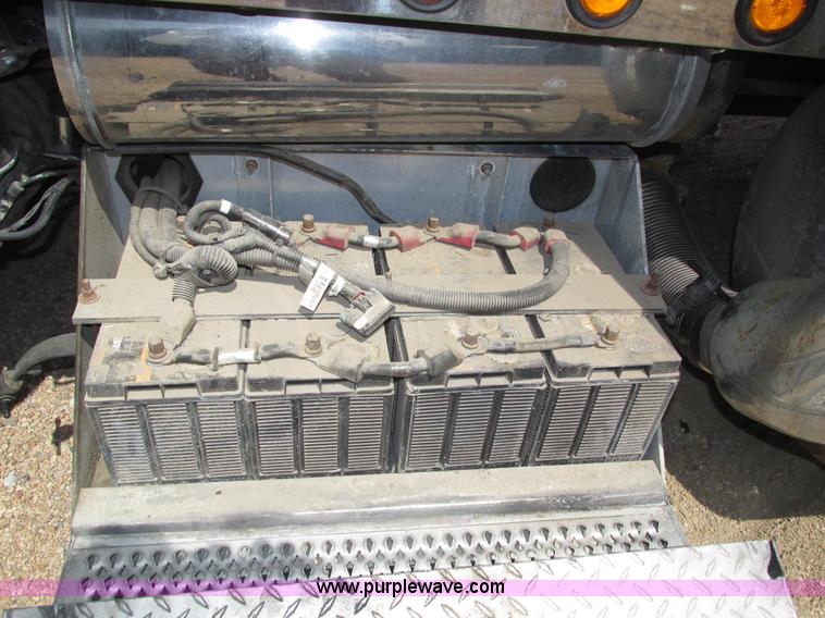 image for item H4566 2006 Peterbilt 379 semi truck