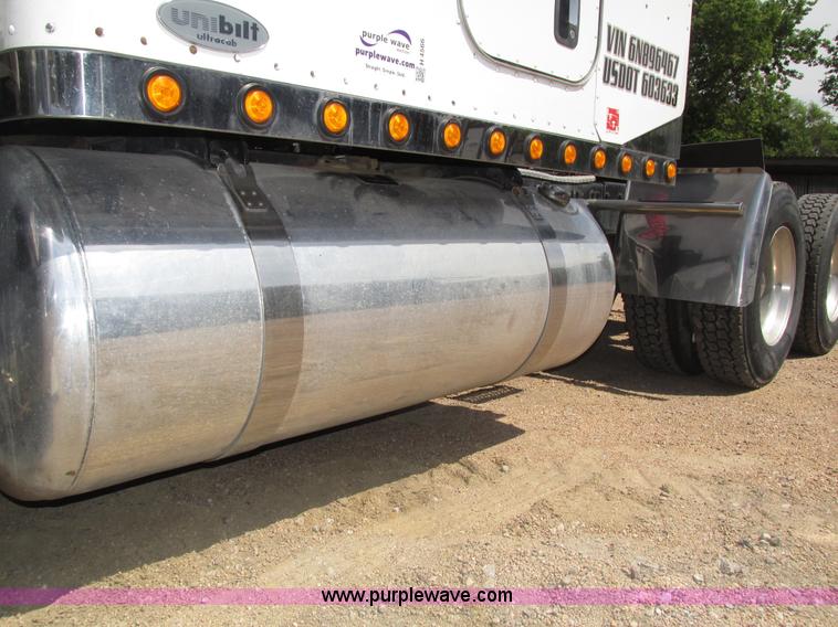 image for item H4566 2006 Peterbilt 379 semi truck