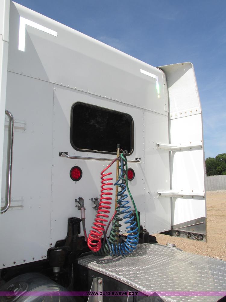 image for item H4566 2006 Peterbilt 379 semi truck