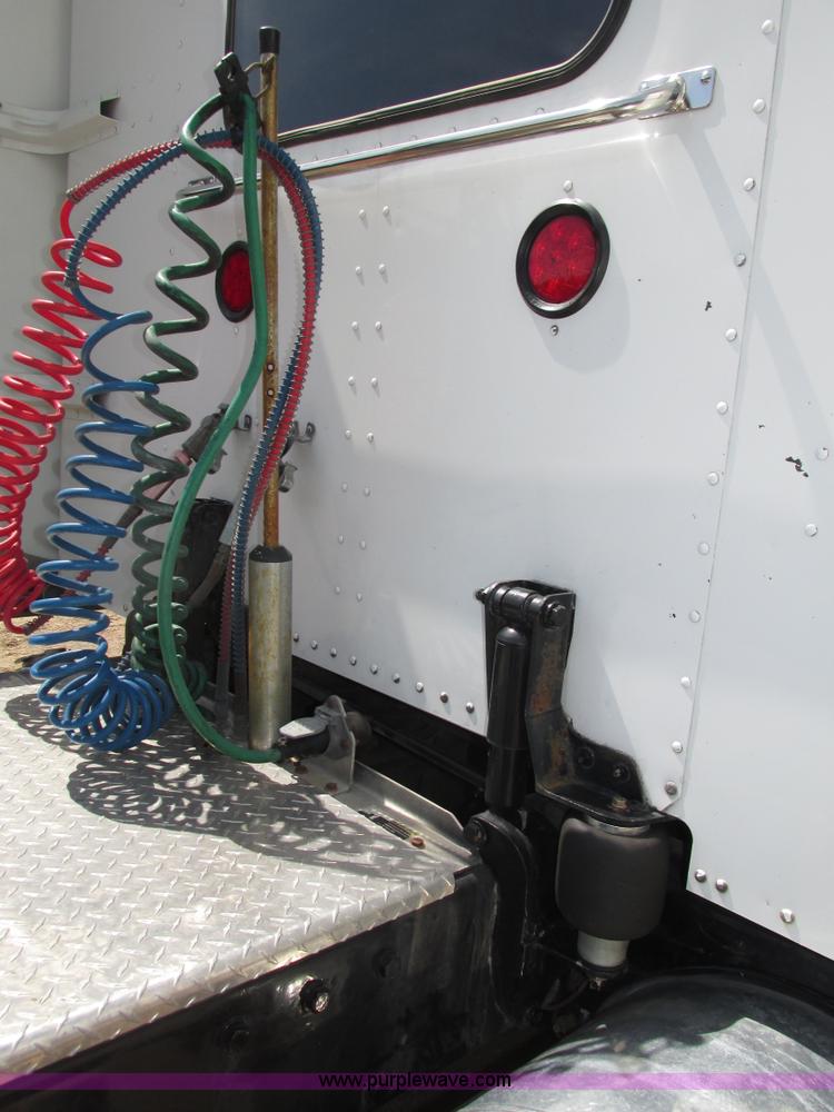 image for item H4566 2006 Peterbilt 379 semi truck