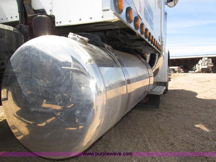 image for item H4566 2006 Peterbilt 379 semi truck